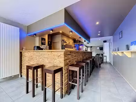 belle surface commerciale idéale pour un café/bar  idéalemen