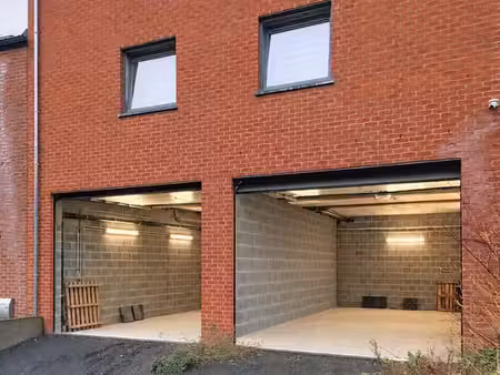 très bel entrepôt de 80m² avec double porte!