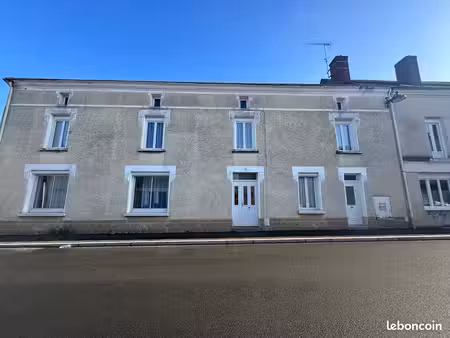 maison de famille spatieuse  5 chambres  en centre-ville avec un double garage à vihiers (