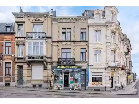 rue rogier - immeuble en ordre pour 2 appartements et un com