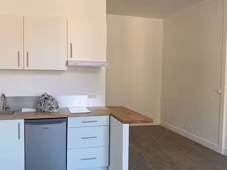 bordeaux barrière de toulouse - agréable t1 refait à neuf 27 m2 dans immeuble pierre