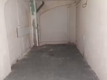parking/box 17 m² beaucaire
