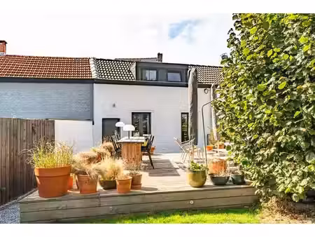charmante maison entièrement rénovée avec terrasse et jardin