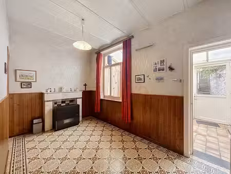 maison à rénover  2 chambres  cour  jardin