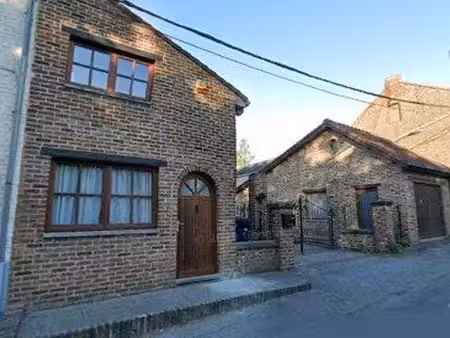 une maison d’habitation  un studio et un garage