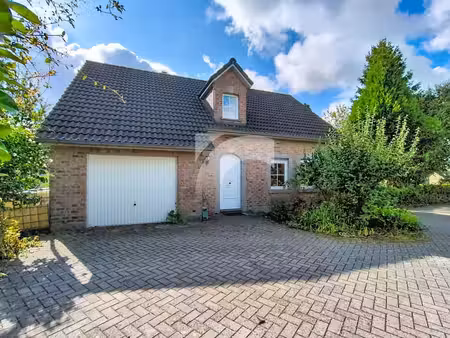 villa auf einem großen grundstück und in ruhigem wohnviertel