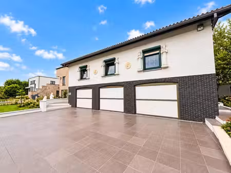 superbe villa avec piscine et 4 chambres