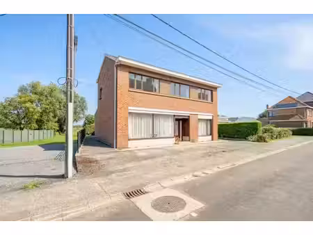 maison 4 façades avec jardin et garage.