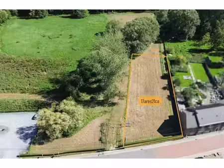 beau terrain plat pour une ou deux maisons
