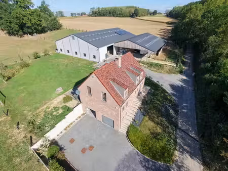 maison d'habitation avec hangars