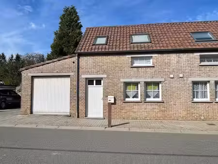 maison 3 facades avec emplacements de parking