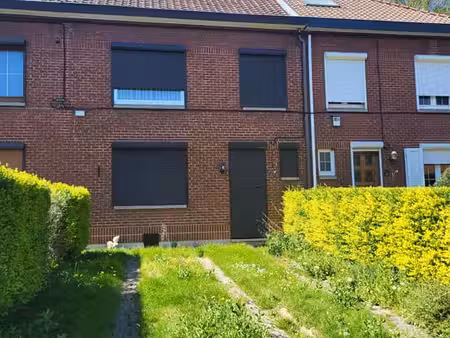 belle maison d'habitation avec garage et jardin