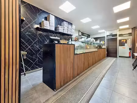 commerce ±200 m² avec arrière-bâtiment à aménager