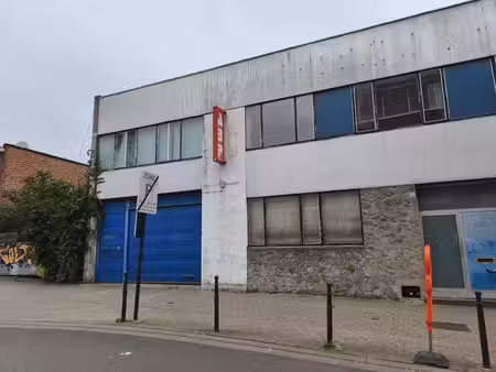 un complexe de bâtiments industriels et terrain