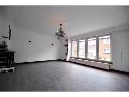 lumineux 2 chambres en parfait état avec garage et parking