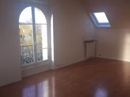 très charmant appartement dans maison divisée