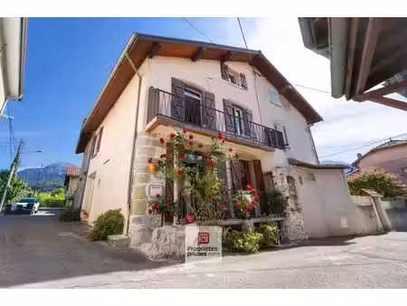 voreppe (38340) - maison de village t6 - 5 chambres - balcon - cave - grenier