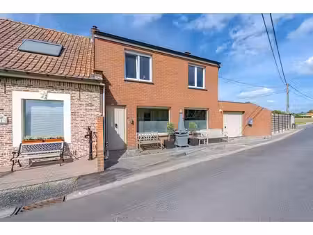 maison semi-ouverte prête à emménager avec étiquette énergé