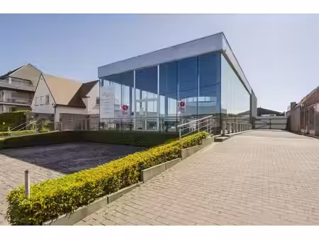 salle d'exposition avec grand parking à vendre à zwevegem