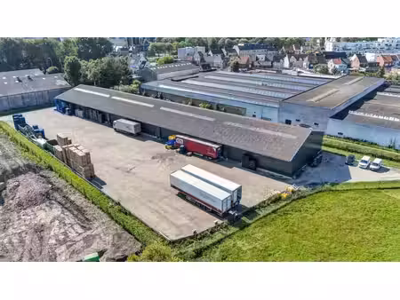 entrepôt récemment rénové sur le site industriel de veurne.