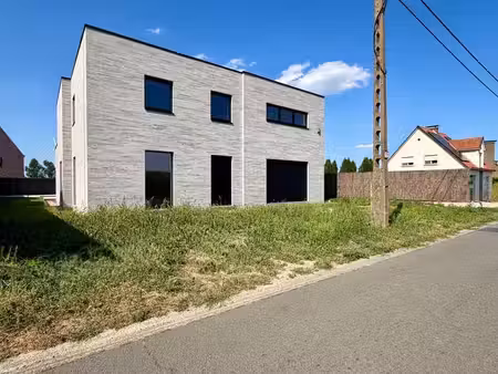 nieuwbouwwoning met zwembad en poolhouse