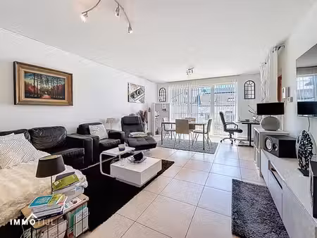 appartement avec terrasse et emplacement de parking!