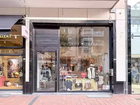 à louer : surface commerciale avec vitrine double hauteur e