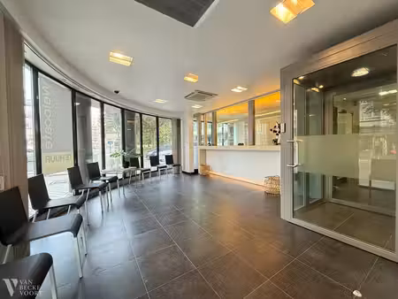 ruim handelsgelijkvloers op hoekligging 330m²