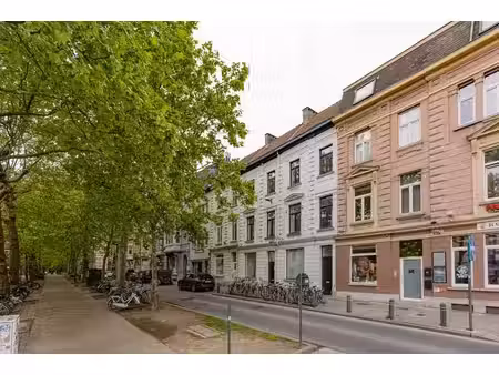 maison bourgeoise avec façade de caractère près de la place