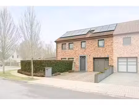 maison récente à demi ouverte avec 3 chambres  garage et ja