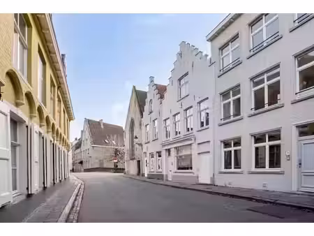 maison de ville rénovée de façon unique à bruges avec 3 cham
