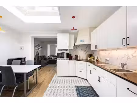 belle maison de rangée avec jardin.
