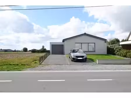 prachtige vrijstaande bungalow met 3 slaapkamers en ruime...