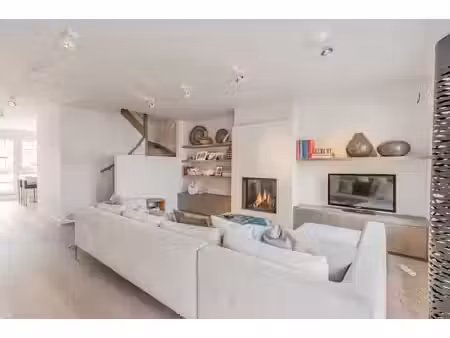 meublé: triplex spacieux et moderne avec terrasse ensoleillé