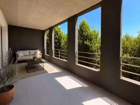 exclusivité – superbe 2 pièces de 41 m² avec grande terrasse et parking en sous-sol à cast