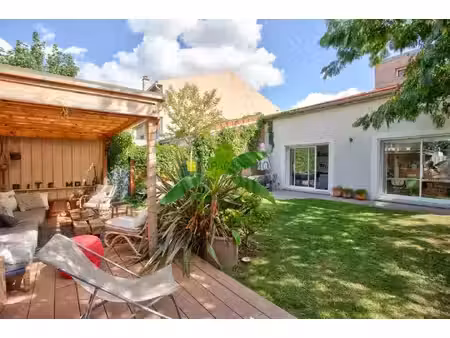 maison familiale pleine de charme avec séjour de 37 m²  jardin et pergola plein sud : un b