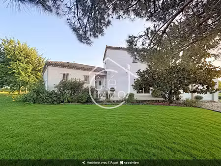 pineuilh : maison contemporaine avec piscine  double garage et terrain de 5 900 m²