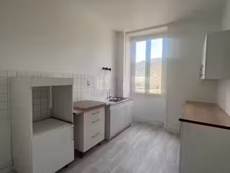location appartement 4 pièces 91 m² à le pouzin (07250)