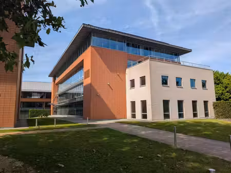 a vendre: immeuble de bureaux de 3.139 m² et 49 parkings