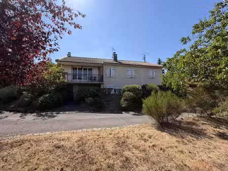 ternand – maison familiale avec piscine sur un terrain constru