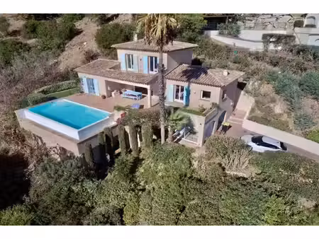 villa avec vue mer panoramique  piscine à débordement et 5 cha