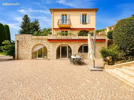 villa 8 pièces 369 m²