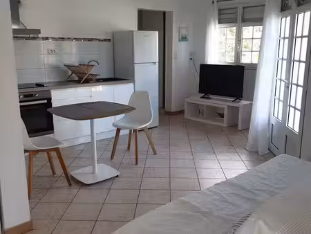 f2 spacieux et lumineux dans résidence calme  50m face à la plage  le diamant quartier diz