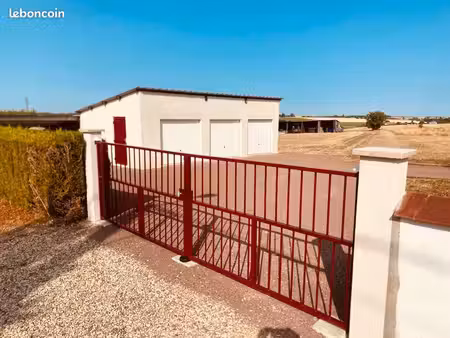 garage fermé 15 m² – idéal voiture de sport  collection ou prestige