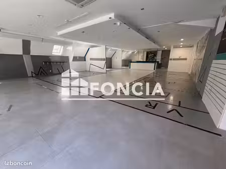 local commercial 4 pièces 250m² à louer 4027 - mandelieu 06210