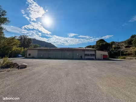 terrain de 8 458 m² avec 2 locaux