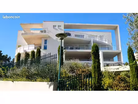 beau 2 pièces avec terrasse  garage et piscine