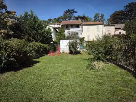 maison de village à 2 minutes du centre ville avec son jardin