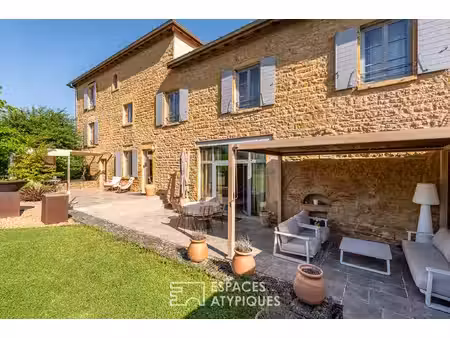maison de caractère en pierres dorées avec jardin et piscine