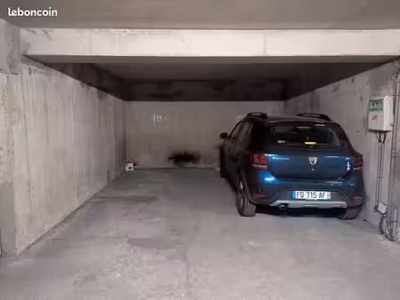 location place de parking rue surmelin